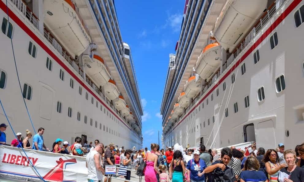 Zwei geankerte Kreuzfahrtschiffe mit Touristenandrang