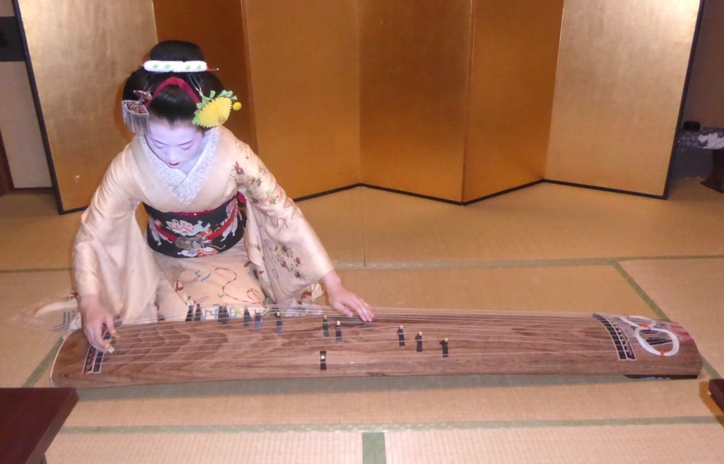 Geisha in Japan beim Musizieren