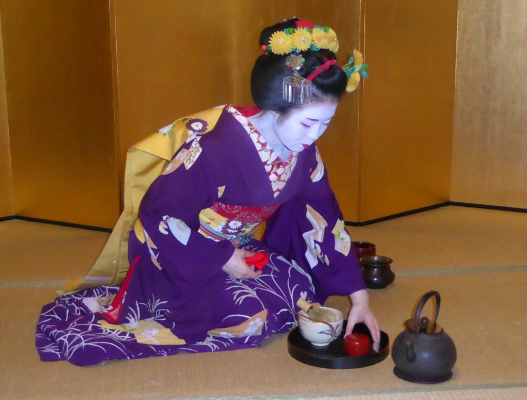 Geisha in Japan bei der Teezubereitung