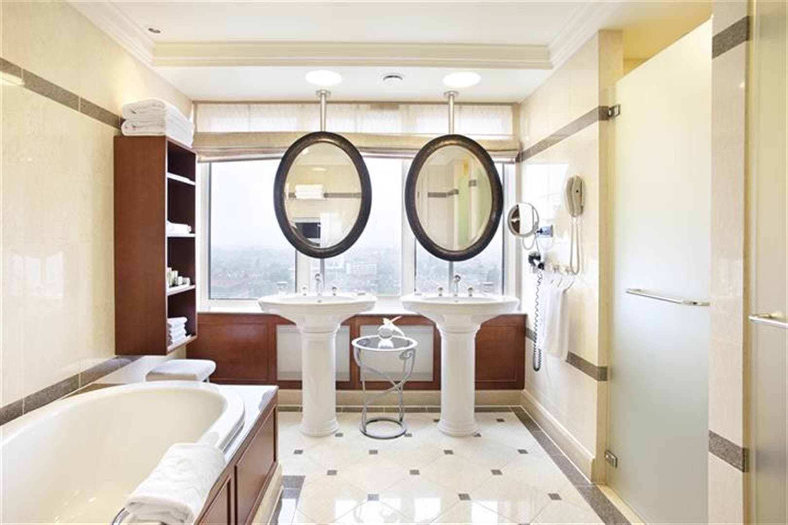 Luxusbadezimmer mit Badewanne