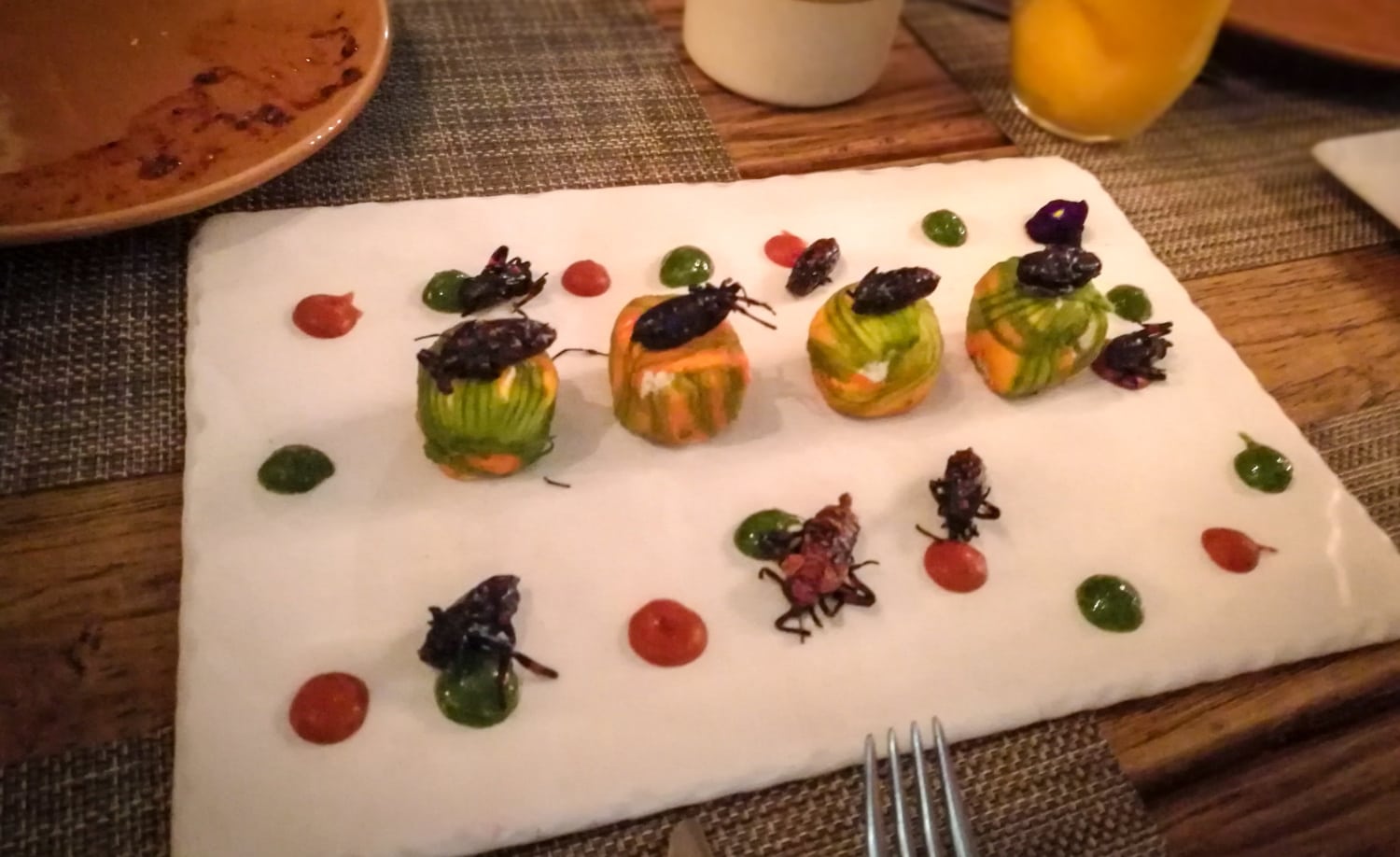 Kleine Häppchen mit gerösteten Insekten 