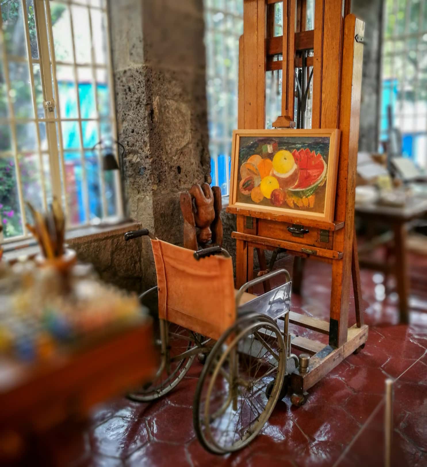 Frida Kahlos Haus mit Rollstuhl und Gemälde