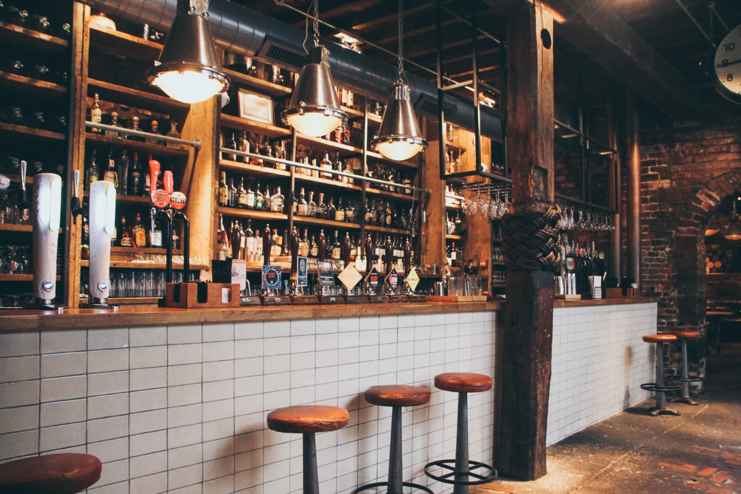 Altes Pubs mit Bier und Barhockern