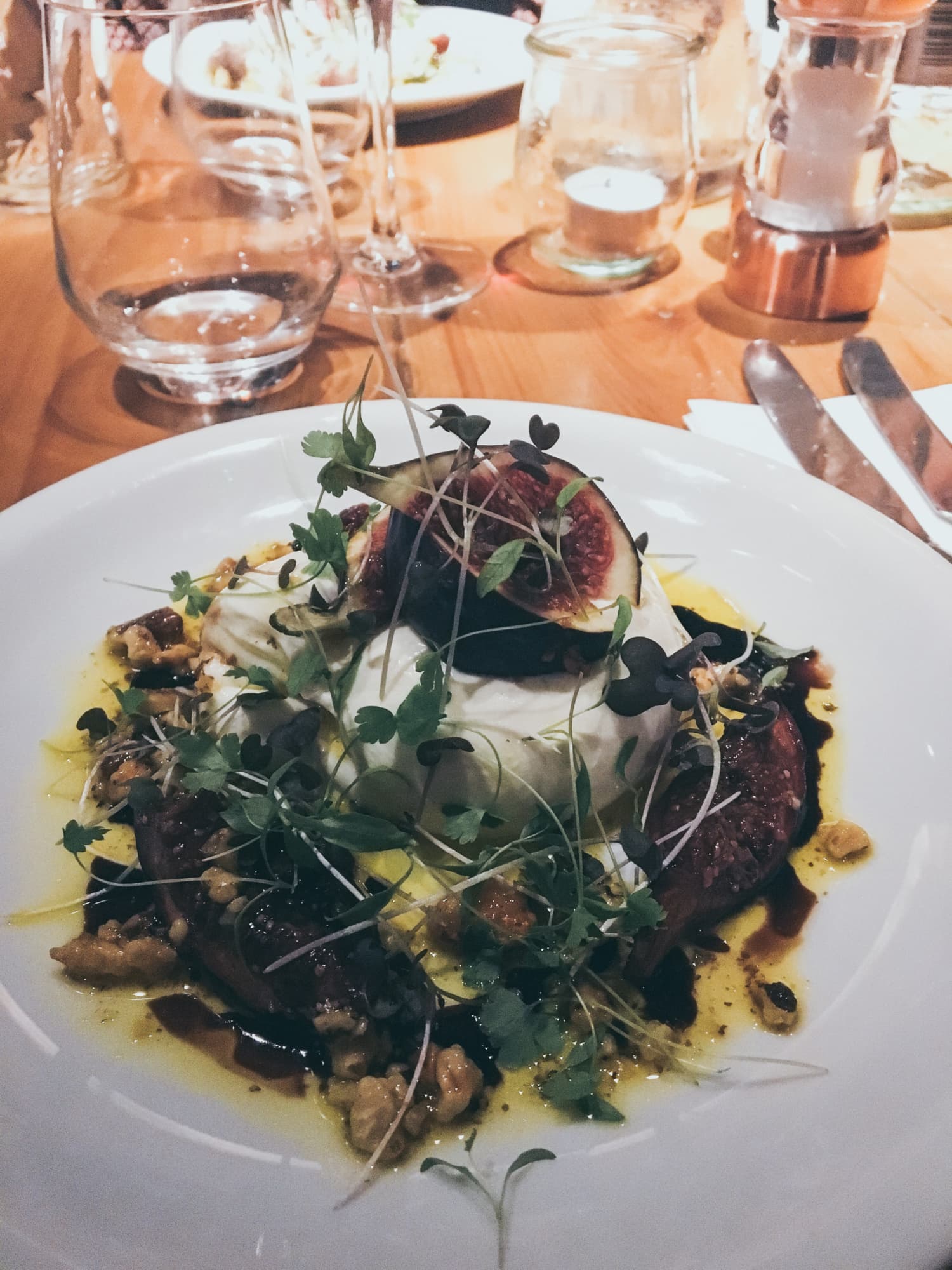 Dinner mit schön angerichtetem Essen