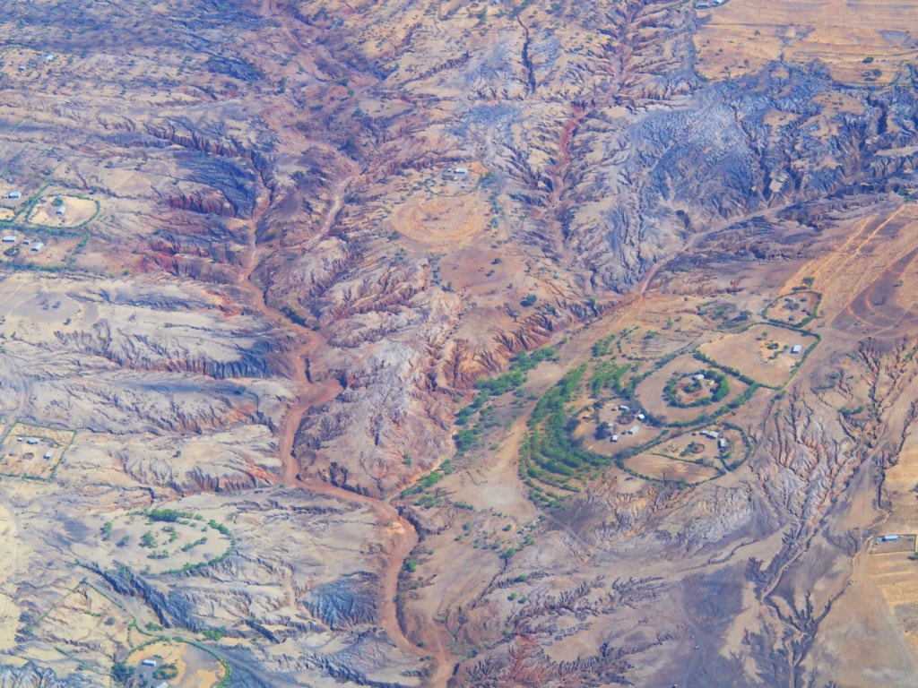 Beim Anflug auf die Serengeti ziehen die Dörfer der Maasai unter einem vorbei.