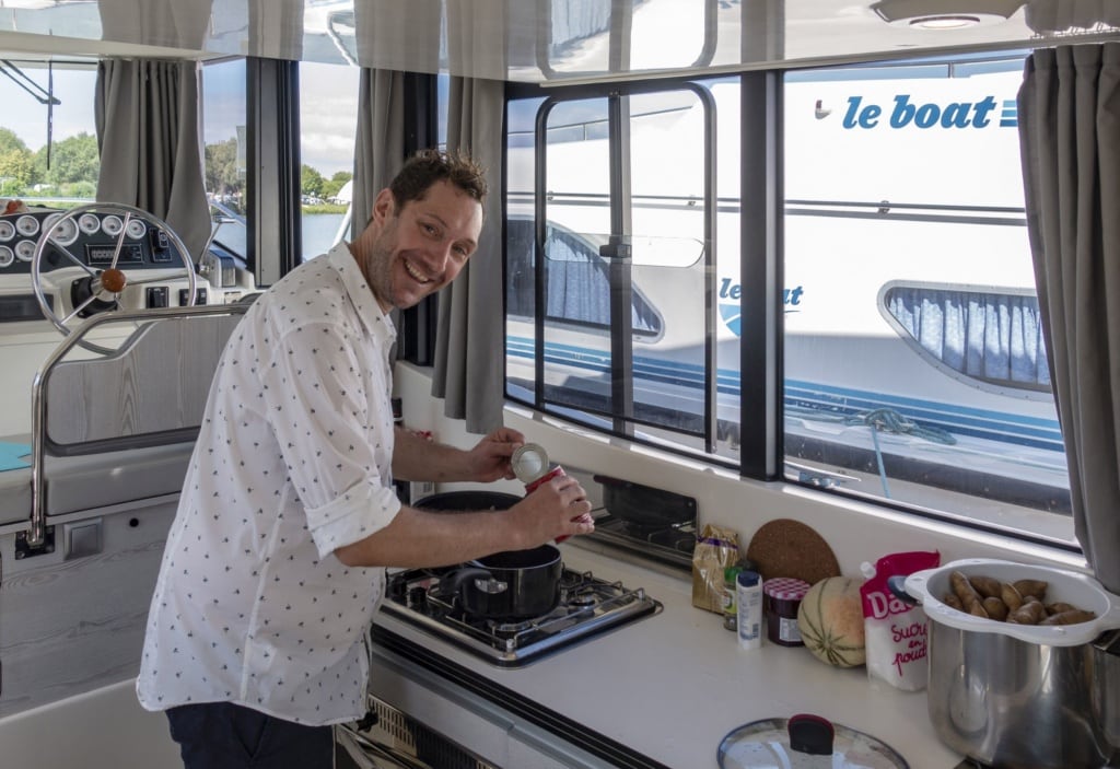 Mirko Reeh in der Küche auf einem Hausboot im Burgund