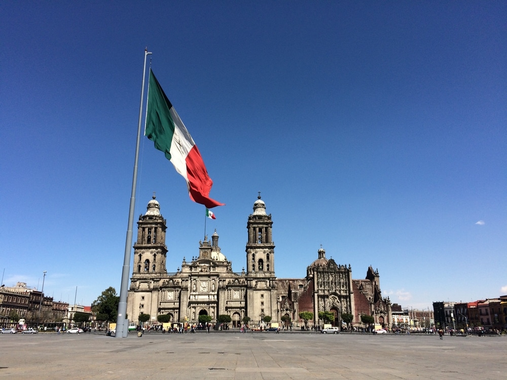 Mexiko Flagge inmitten großen Platzes mit Kathedrale