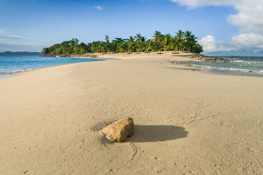 Sandbank zu kleiner tropischen Insel mit Palmen