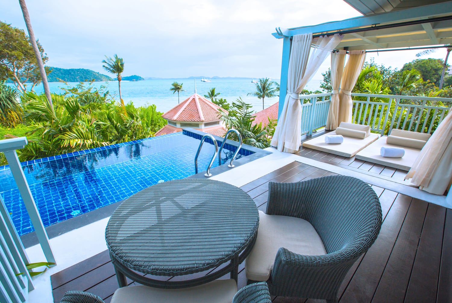 Privatterasse mit Pool und Meerblick