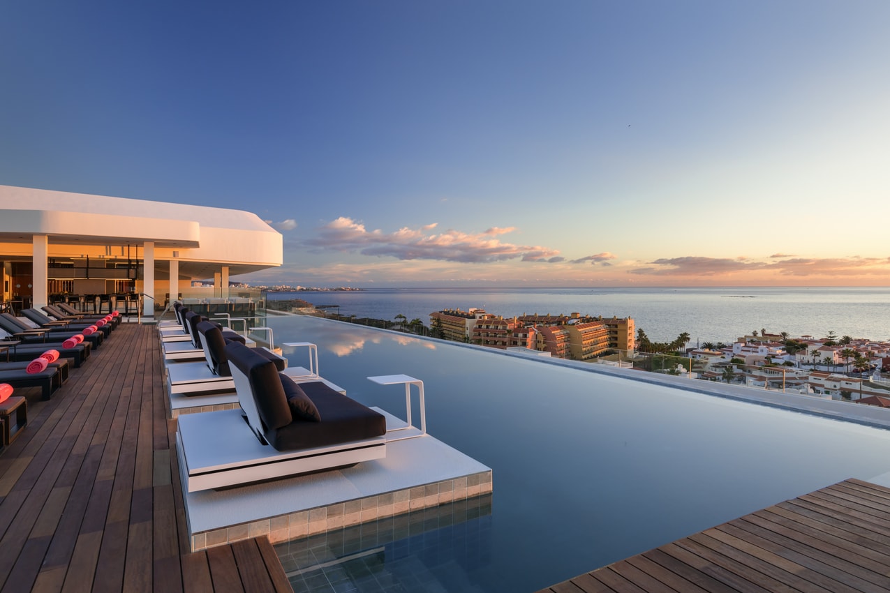 Luxus-Rooftop-Pool mit Blick auf das Meer