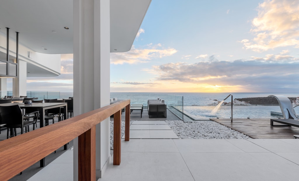 Rooftop Bar mit Pool und Blick aufs Meer.