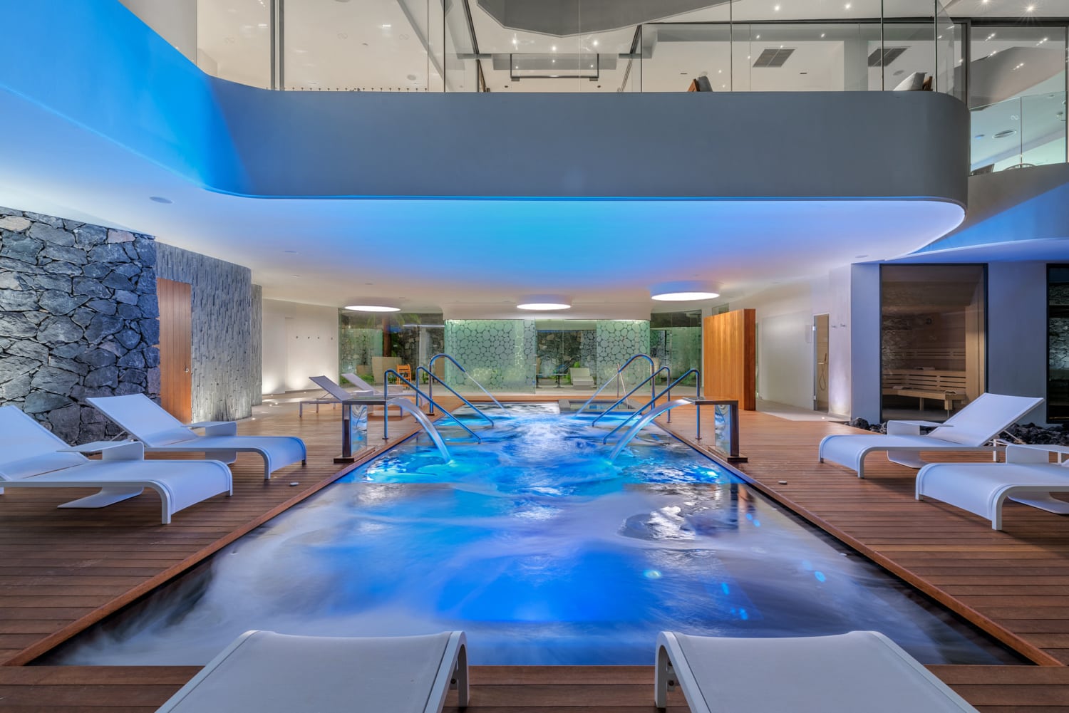Indoor Luxuspool mit Beleuchtung und Liegen