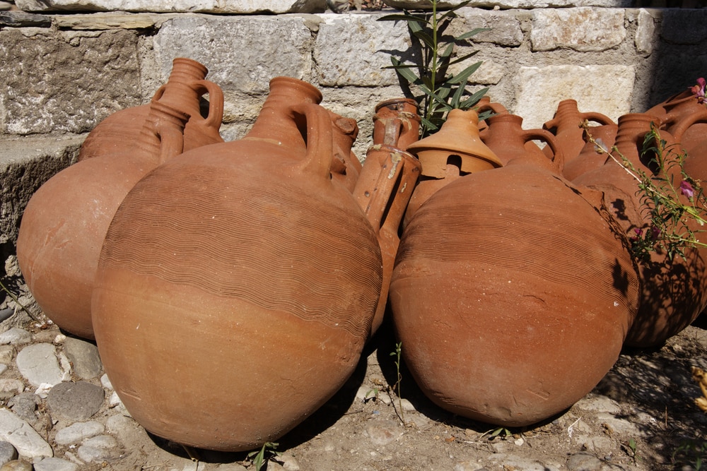 Amphoren zur Weinlagerung in Garten.
