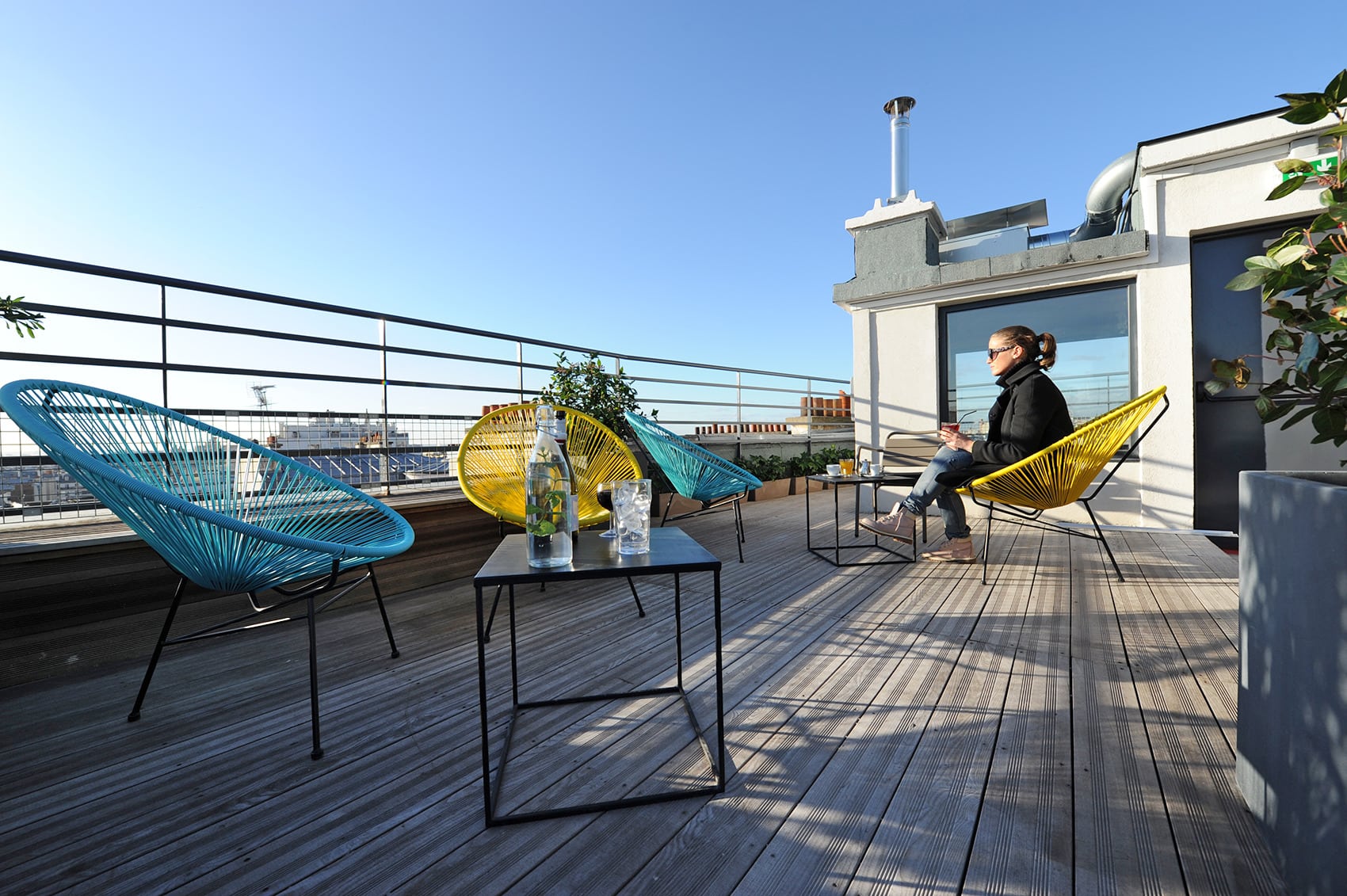 Hostelbesucher beim Entspannen auf der dachterasse im Les Piaules in Paris