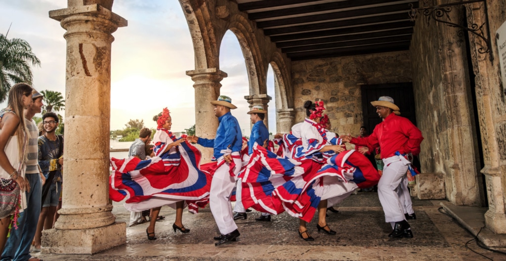 Highlights der Dominikanischen Republik:Merengue-Tänzer in Santo Domingo