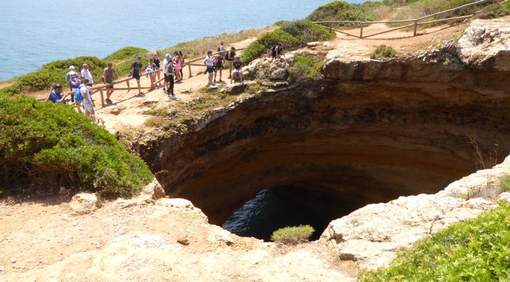 Zäune und Warntafeln am Loch über der Felsgrotte von Benagil
