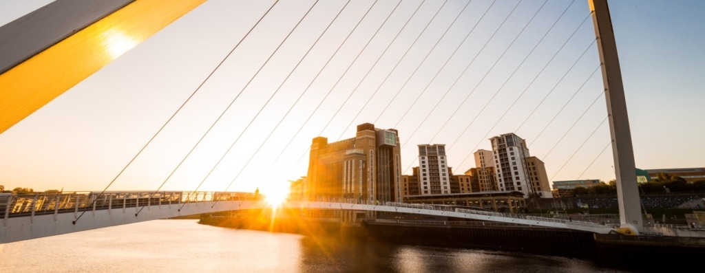 Millenium Bridge in Newcastle upon Tyne bei Sonnenuntergang