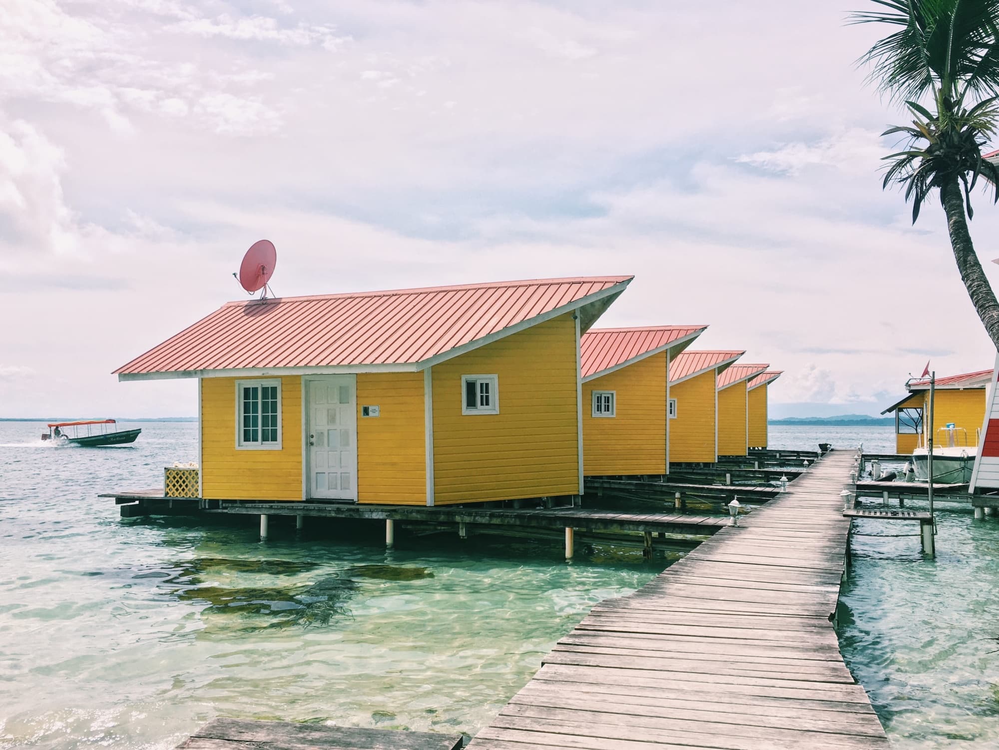 Gelbe Holzhütten auf Stelzen in der Karibik, Bocas del Toro