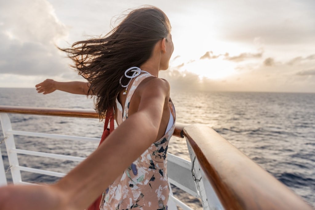 Frau auf Kreuzfahrtschiff