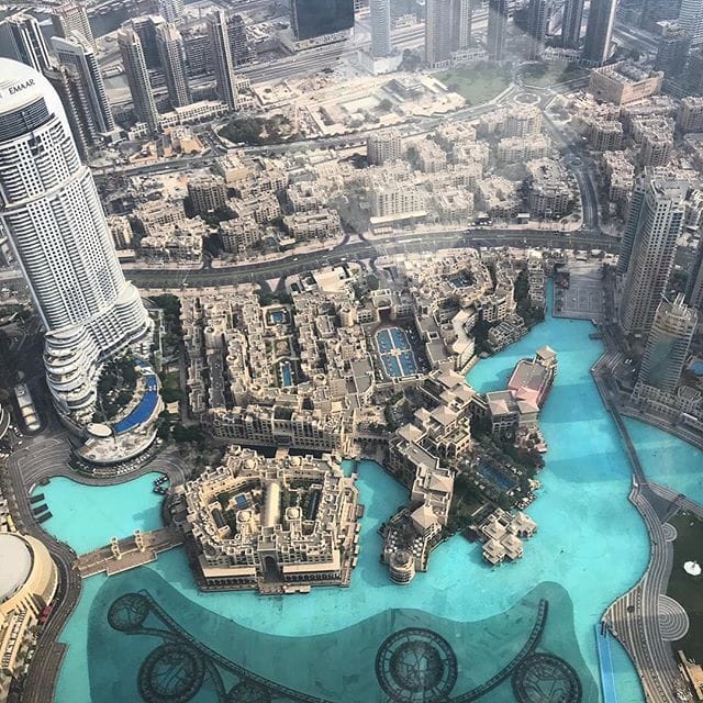 Die Aussicht vom Burj Khalifa in #Dubai hat etwas futuristisches, oder? Schon beeindruckend. Fotografiert von Simone, @aspirinia, die in #uae unterwegs ist. #welivetoexplore #reportervorort #mytinyatlas #traveldeeper #instatravel