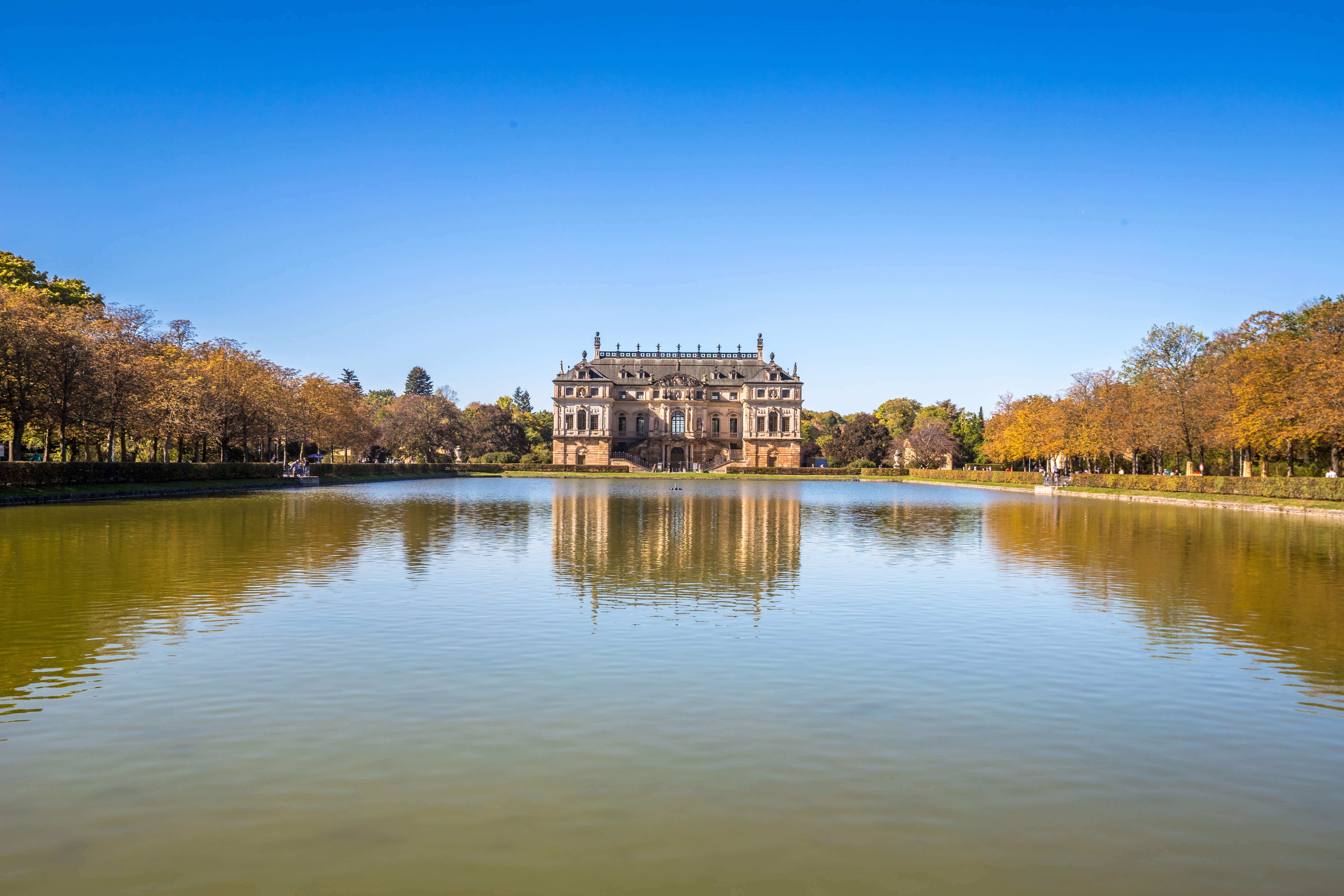 Blick vom See auf den Palast im großen Garten in dresden