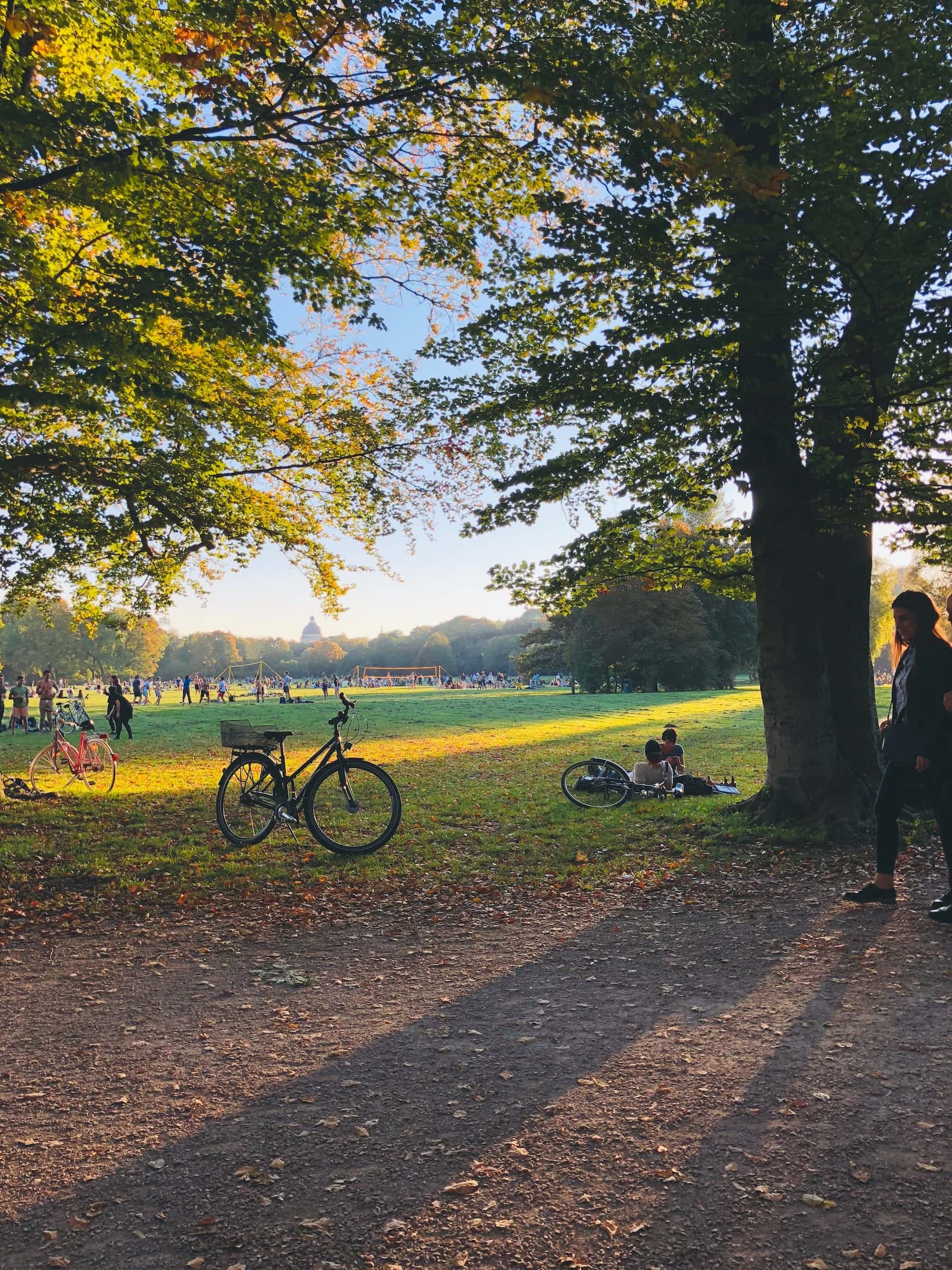 Menschentreiben im Englischen garten in München