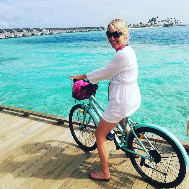 Reporterin Susanne ist #happy auf den #Malediven. Wir haben eine leise Ahnung warum. #travelgram #traveldeeper #mytinyatlas #passionpassport #maldives #traumurlaub