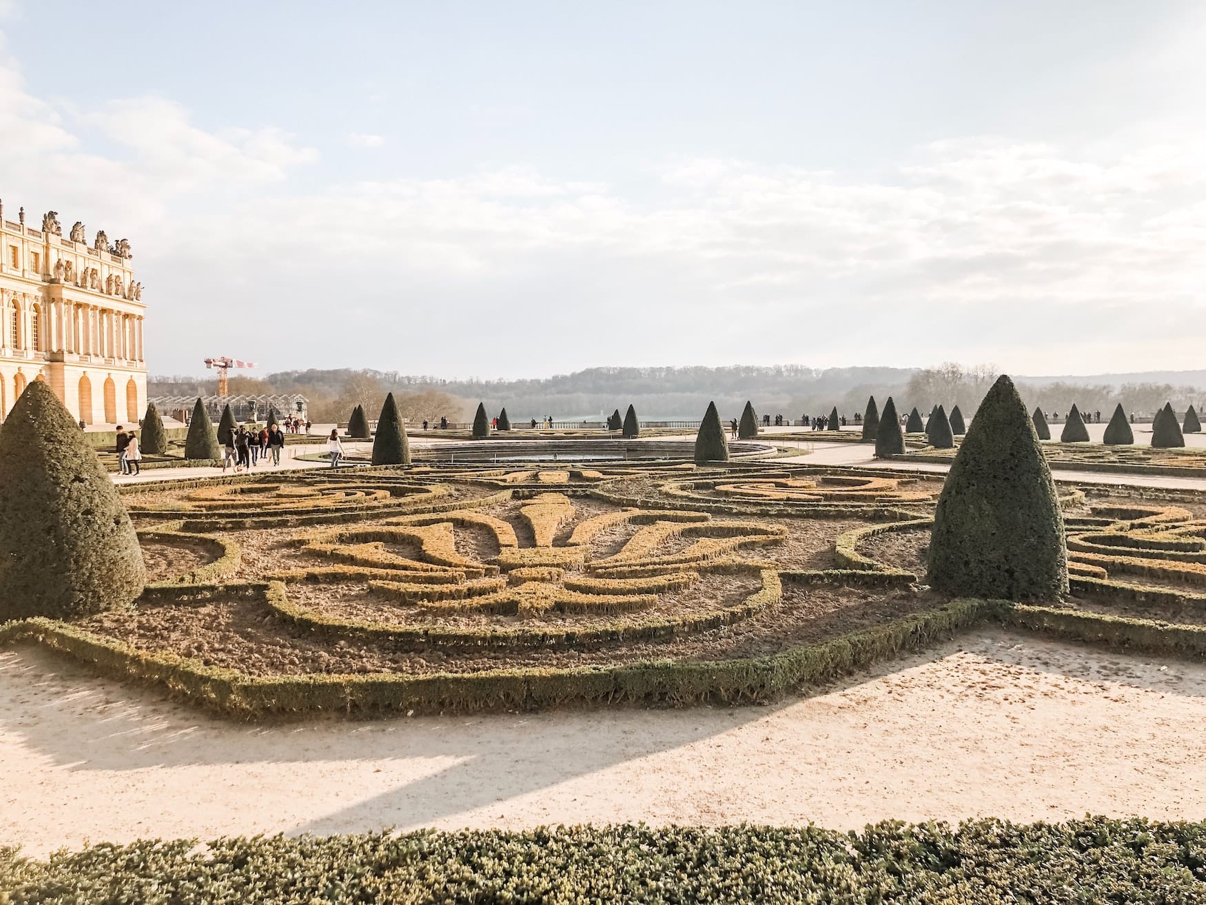Menschen spazieren durch den Schlosspark von Versailles an einem Herbsttag