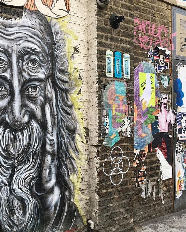 #streetart Wahnsinn in #london. Im Viertel Shoreditch rund um die angesagte Brick Lane kann man unzählige Kunstwerke an den Hauswänden begutachten. Doch bei Street Art Künstlern ist die Gegend so begehrt, dass ein manches Werk schon nach kurzer Zeit einfach übersprüht wird. Redakteurin Linda @gold_gelb konnte sich zwischen den Werken nicht entscheiden und hat uns gleich eine ganze Auswahl präsentiert. #shoreditch #bricklane #art #uk #citytrip #travel #reportervorort #passionpassport #mytinyatlas #travelgram #instatravel