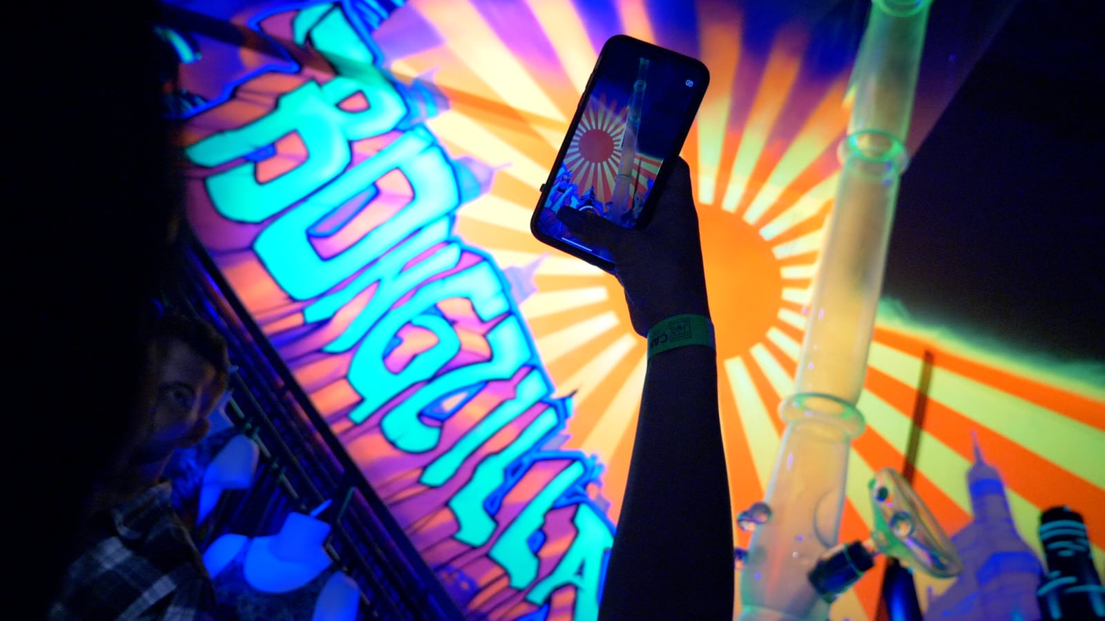 Smartphone macht Foto von bunter Kulisse