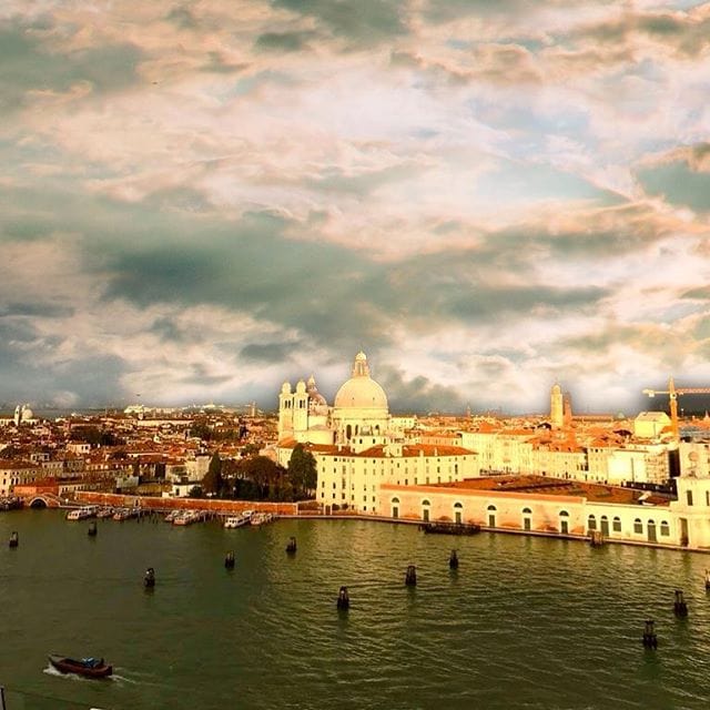 @verenawolff ist gerade für uns unterwegs auf der @aida_cruises und nimmt Abschied von #Venedig. Nachdem sie dort gestern knietief am Markusplatz im Wasser stand. Venedig erlebt ja gerade ein Hochwasser bei dem der Markusplatz gestern auch evakuiert werden musste.