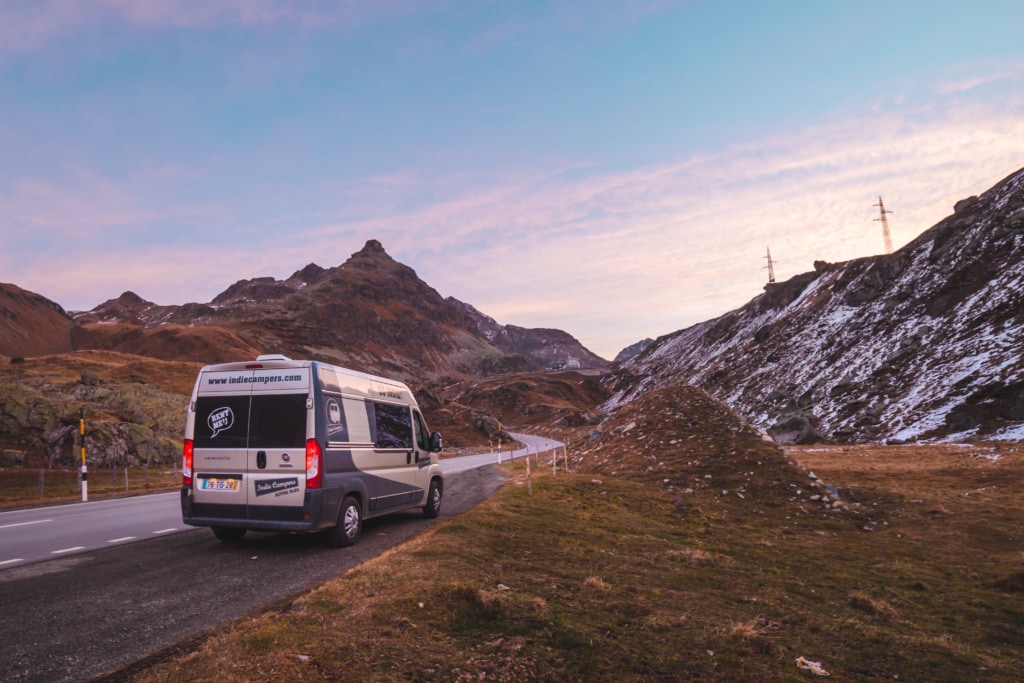 Wintercamper auf Straße