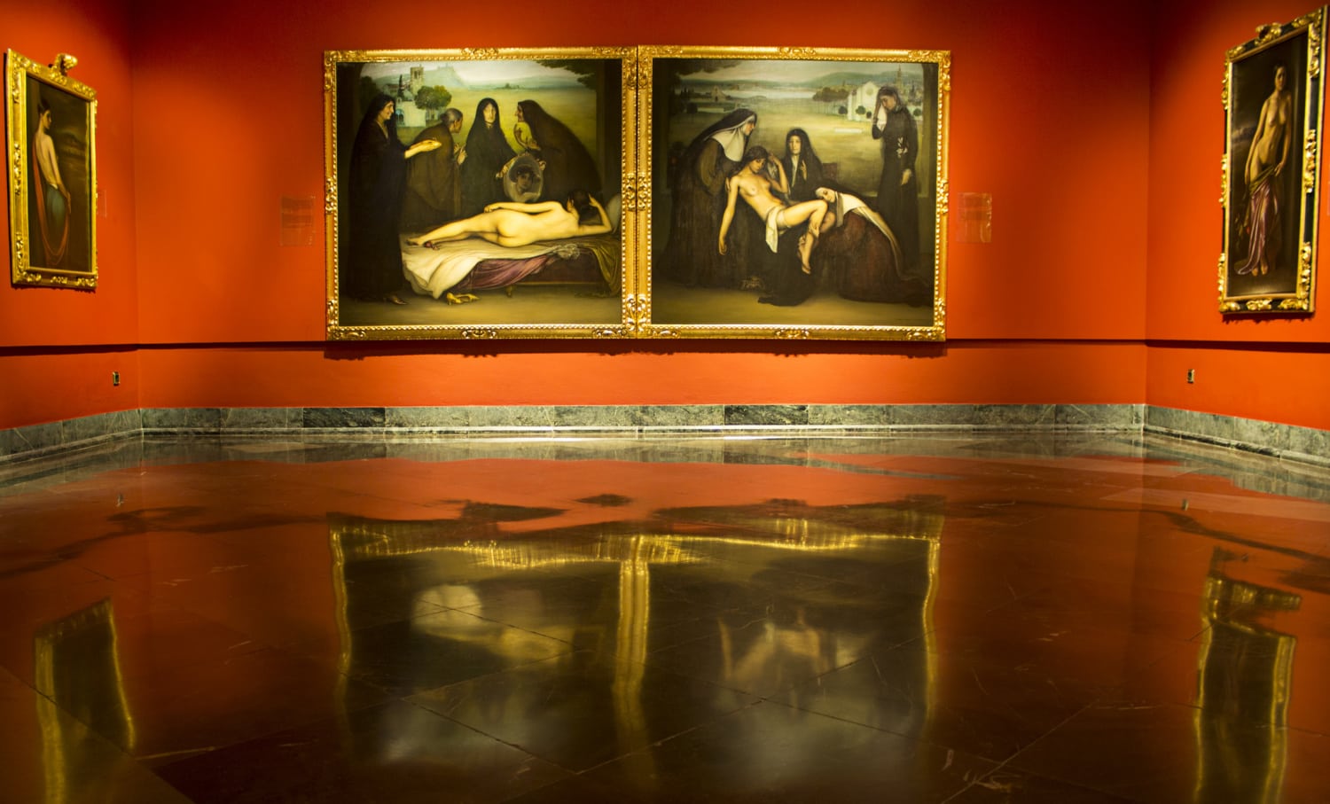 Museum mit roten Wänden und Gemälden mit Frauen