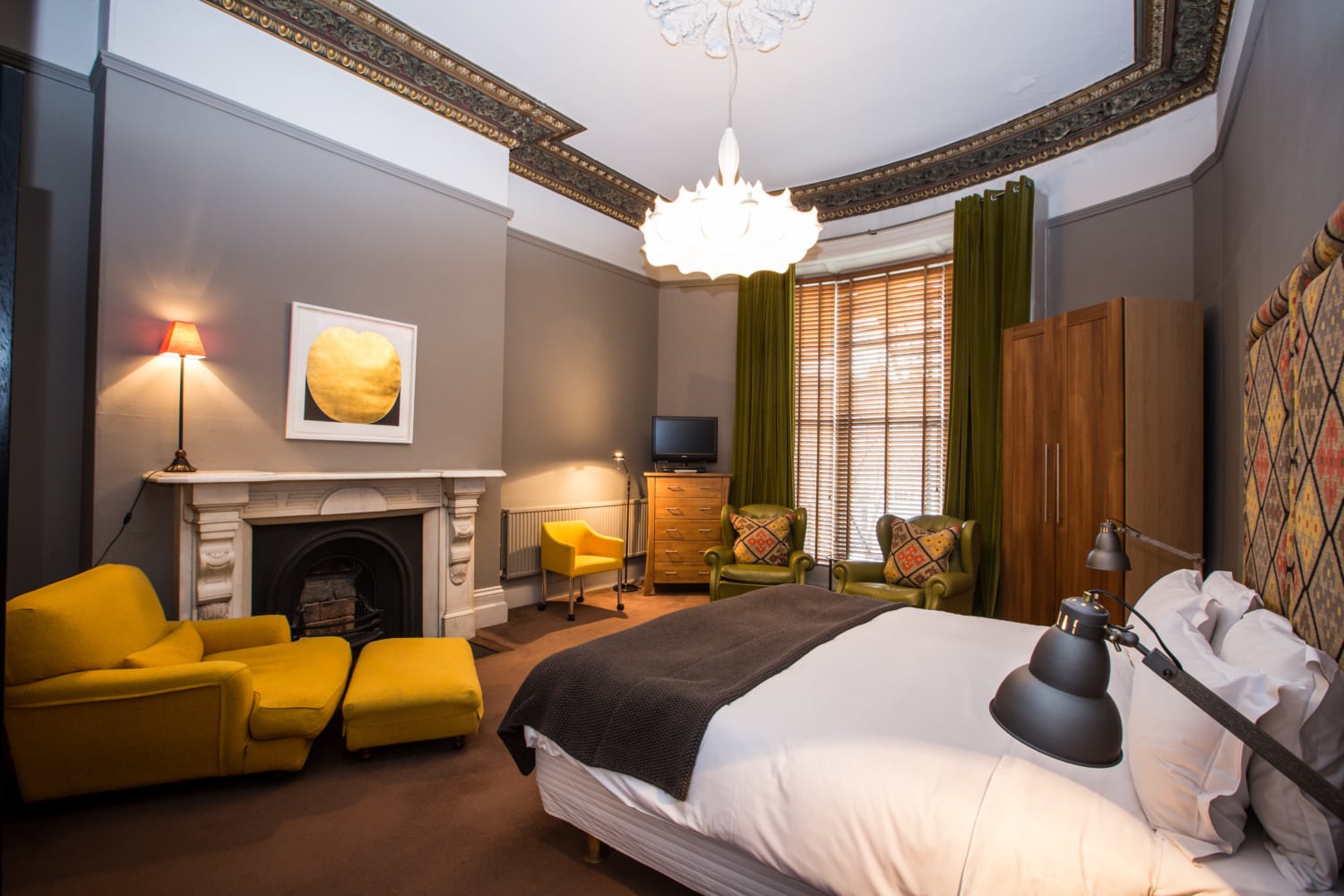 Irlands schönste B&Bs: Luxus-Zimmer mit Kamin und Kronleuchter im 31 Lesson