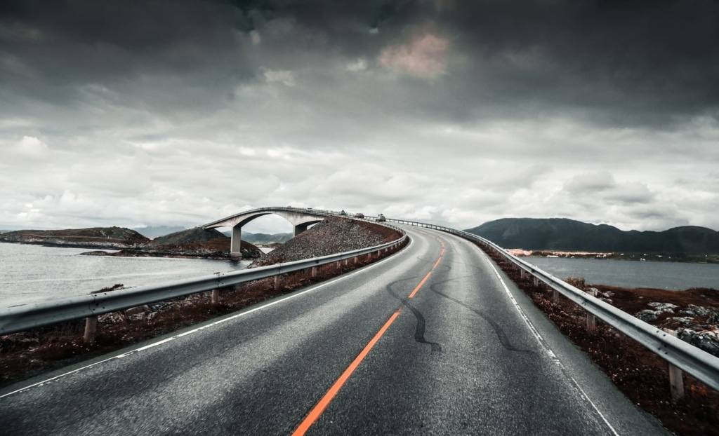 Die Atlantikstraße in Norwegen führt unter anderem über diese Brücke, immer entlang der traumhaften Fjorde.