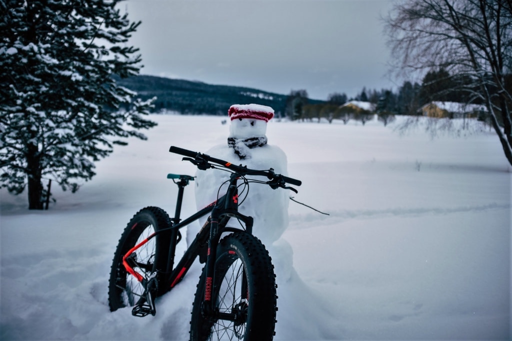 Fahrrad und Schneemann in Vuokatti