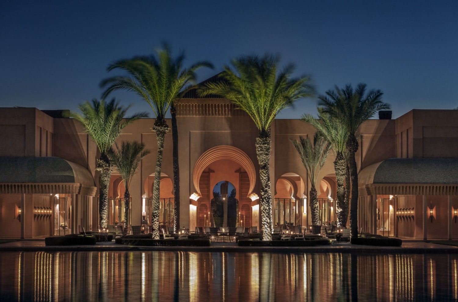 Marokkanisches Resort am Abend mit Lichtern und Palmen 