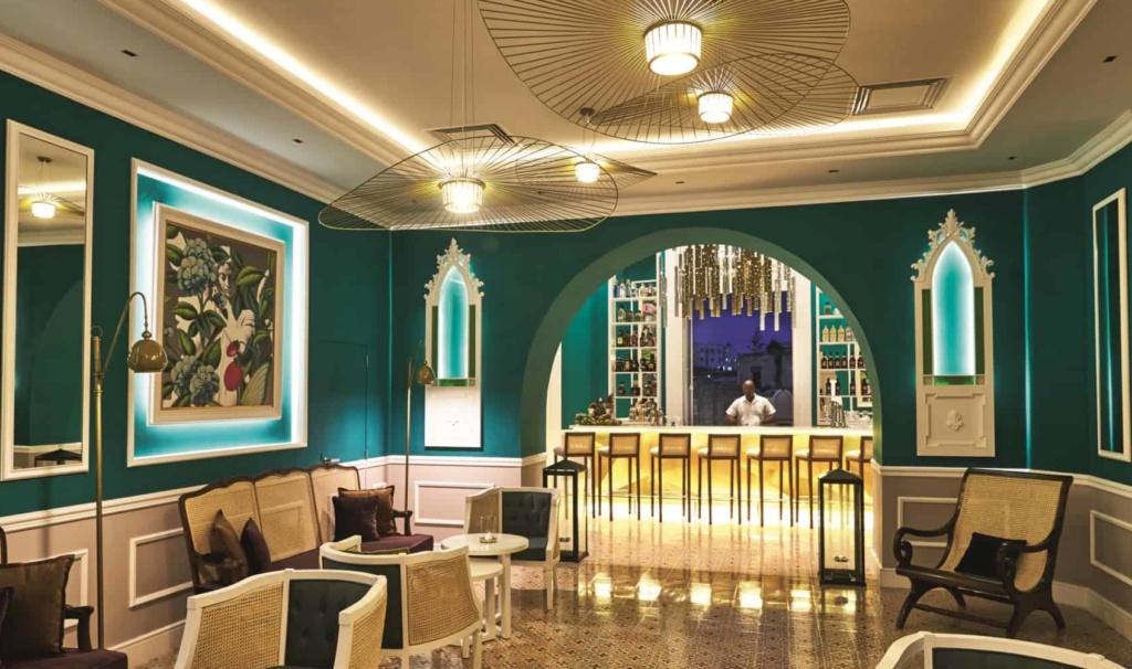 Luxusbar in Granhotel mit edlem Interieur