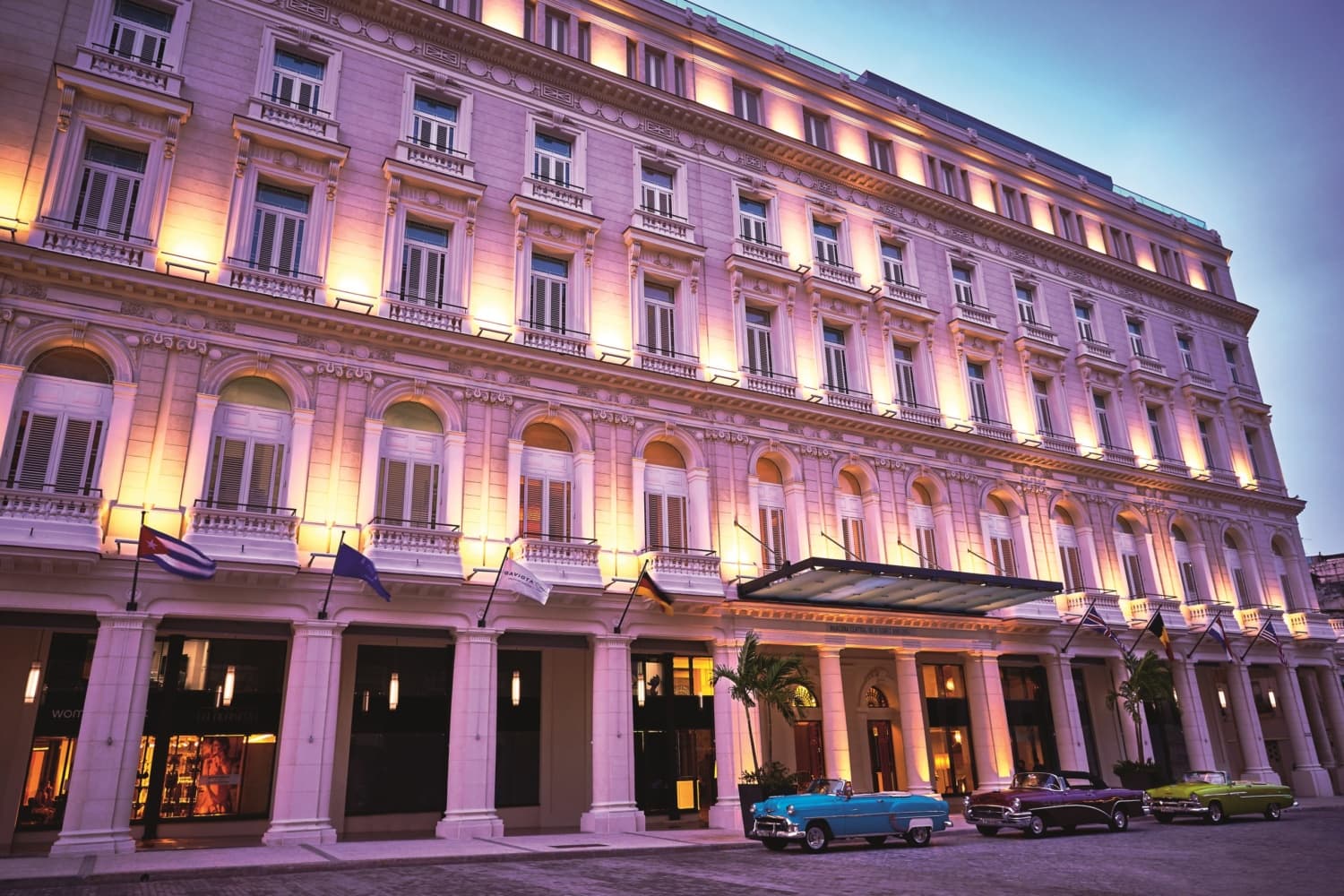 Gran Hotel in Kolonialstil mit Oldtimern vor der Tür
