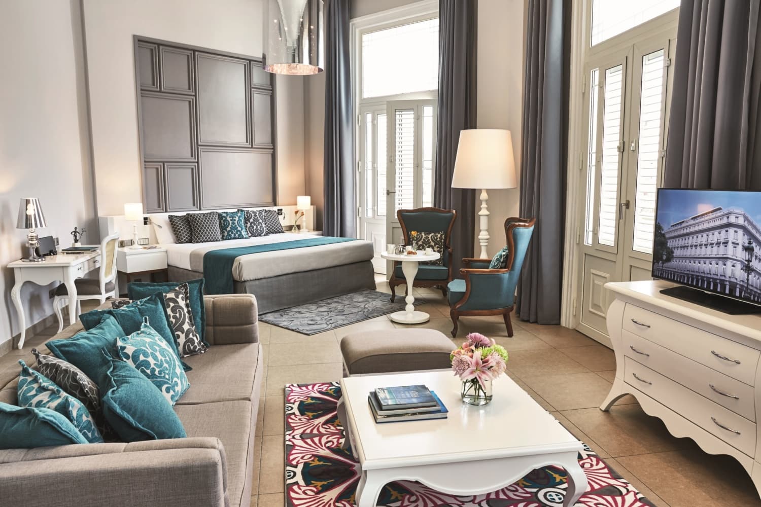 Luxussuite eines Hotels in Erdtönen und Türkis