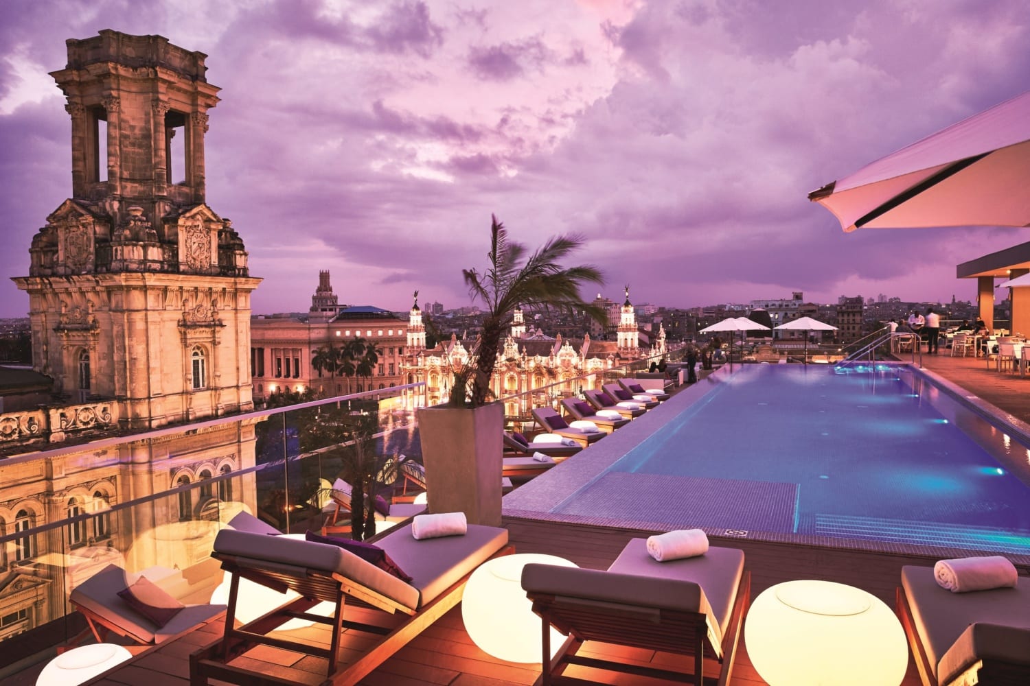 Rooftoppool mit Blick auf die Stadt.