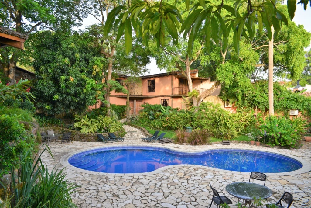 Pool und Innenhof im Hotel Los Almendros San Lorenzo in El Salvador