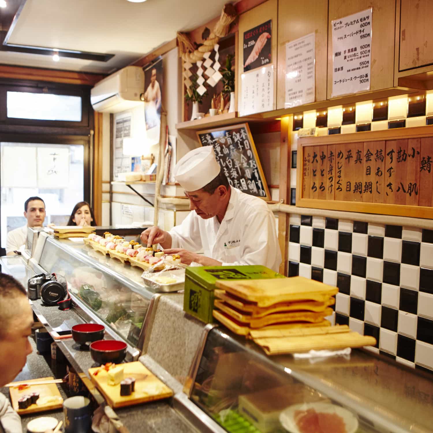 Mann bereitet Sushi in einem japanischen Restaurant zu
