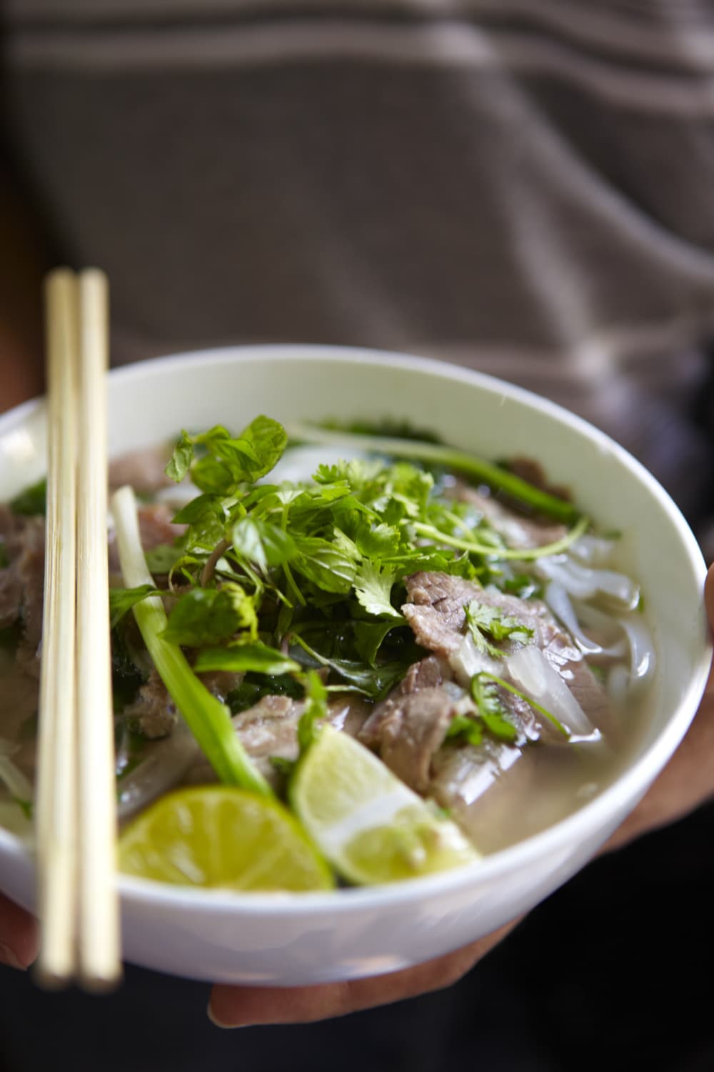 Eine Schale vietnamesischer Pho Suppe