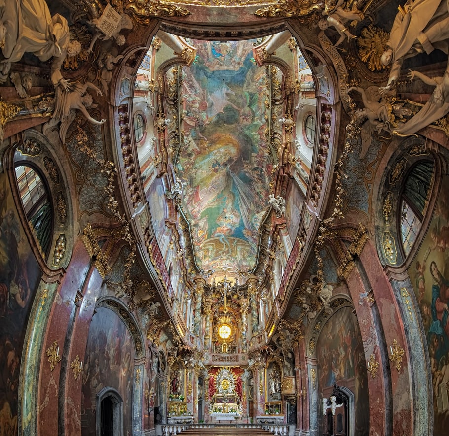 Prachtvolle Kirche von innen in Rokkoko Stil mit Gold und Malerei
