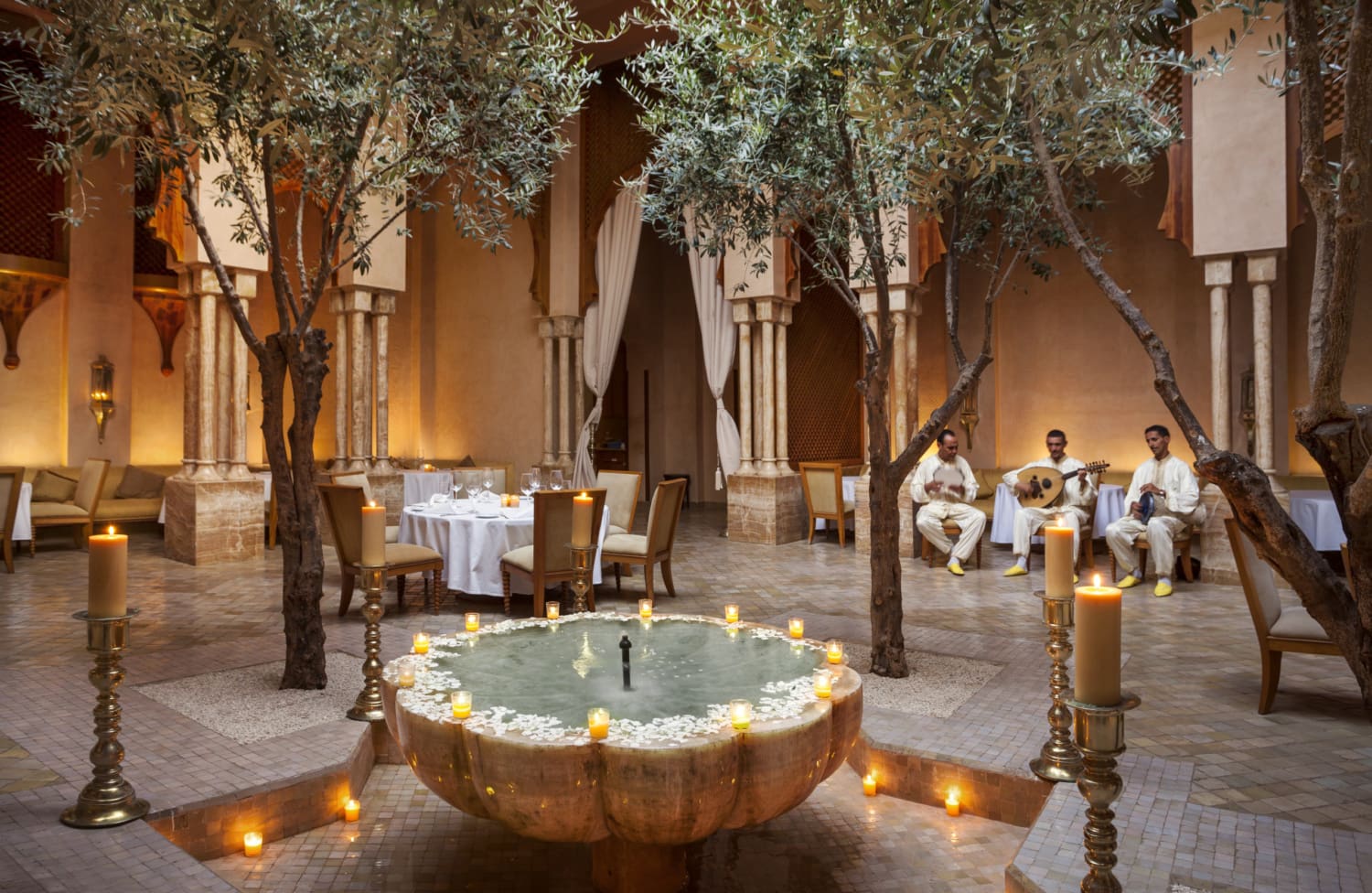 Orientalisches Resaurant mit Kerzen, Wasserbecken und Palmen 