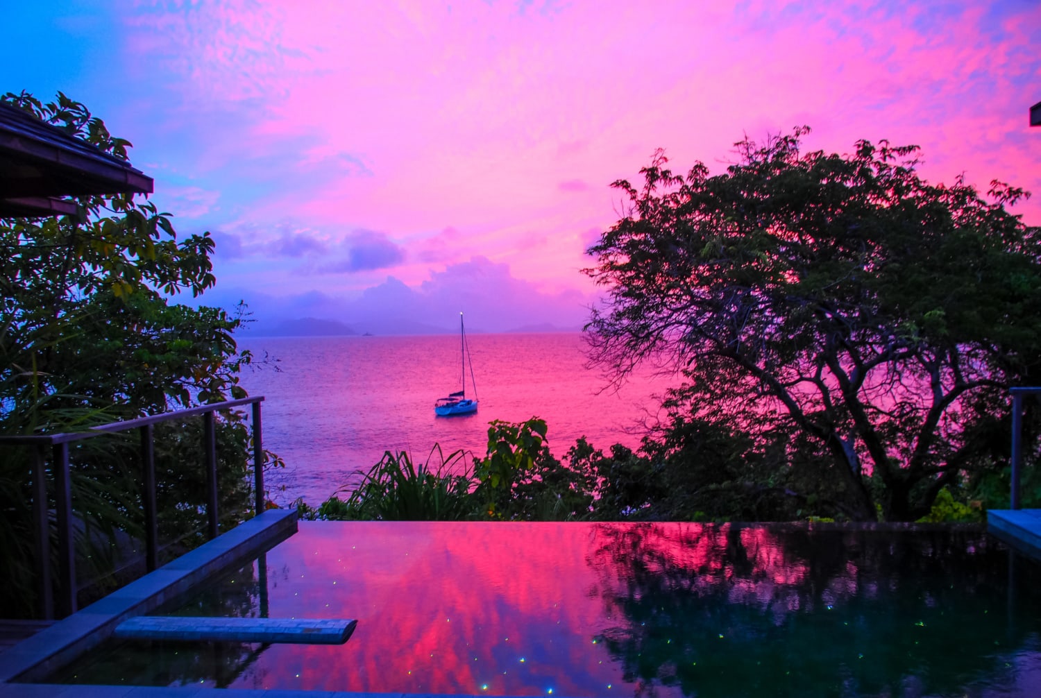 Infinitypool in tropischer Umgebung und Sonnenuntergang