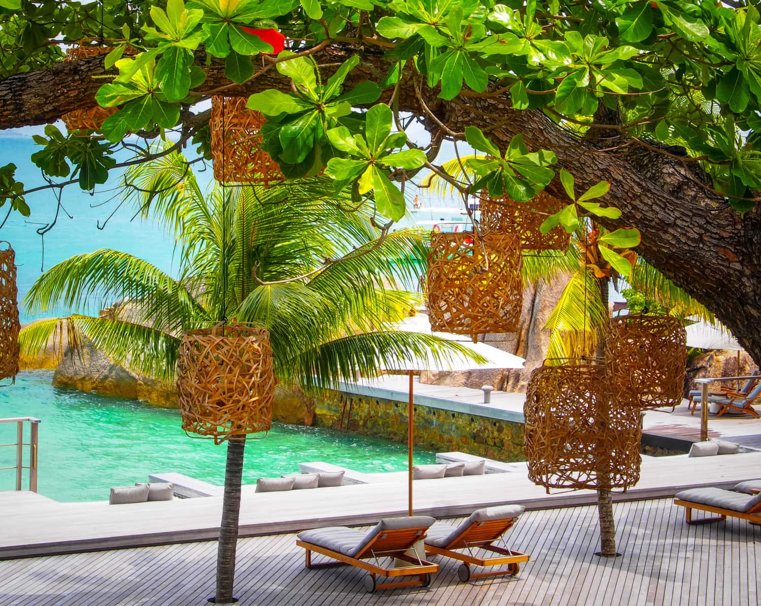 Terasse eines Luxusresorts mit Blick aufs Meer