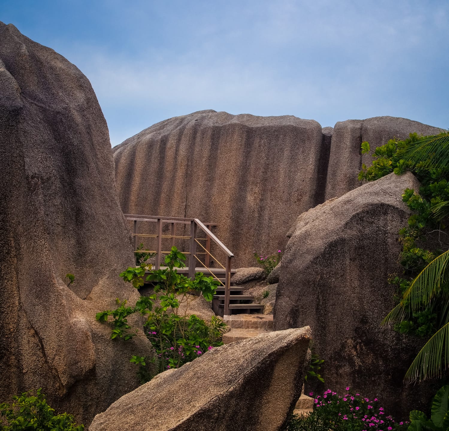 Holztreppe zwischen großen Granitfelsen