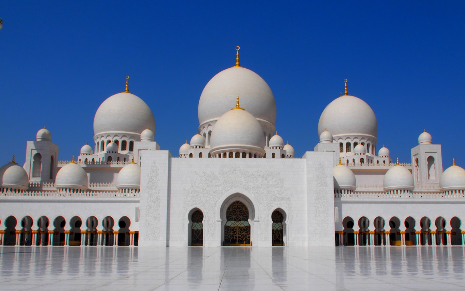 Prunkvolle Moschee in weiß